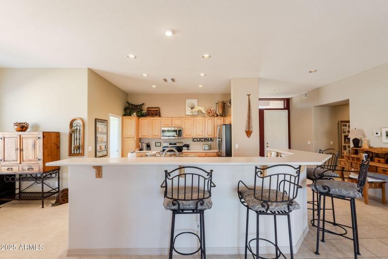 :arge wrap-around breakfast bar!