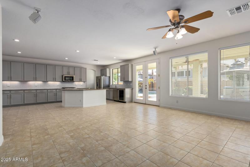 0025-25 - Calavarkitchen:livingroom