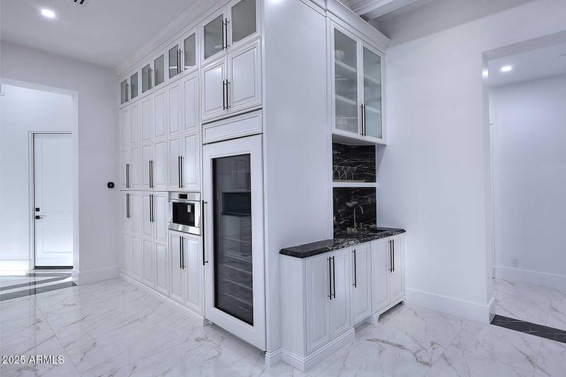 Night-Family Room-Wet Bar