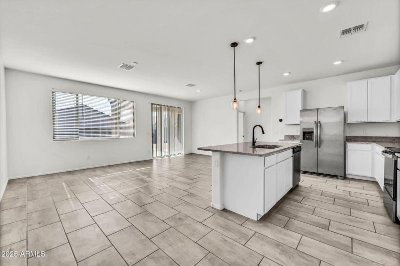 1737 E Desert Breeze Pl-3