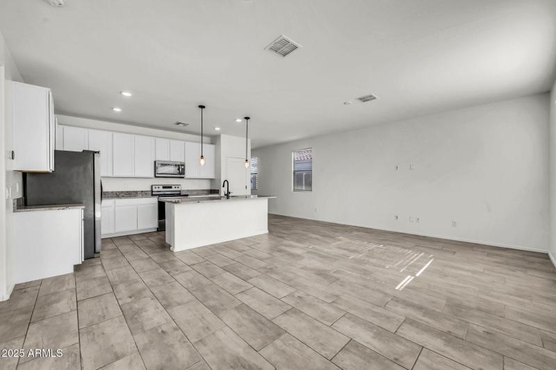 1737 E Desert Breeze Pl-4