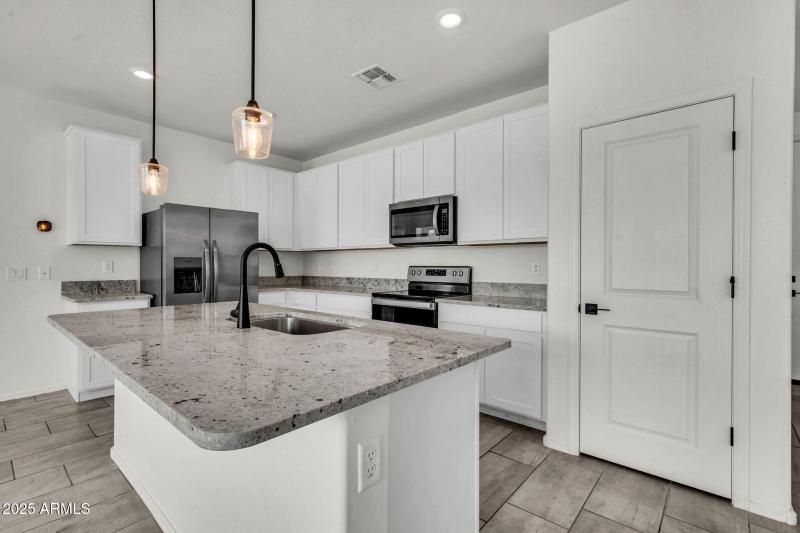 1737 E Desert Breeze Pl-6