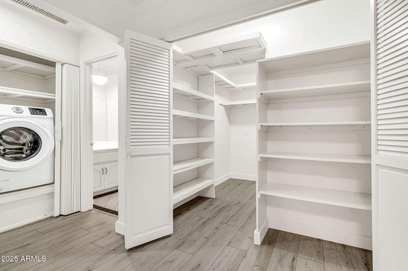 Island & Laundry Hall