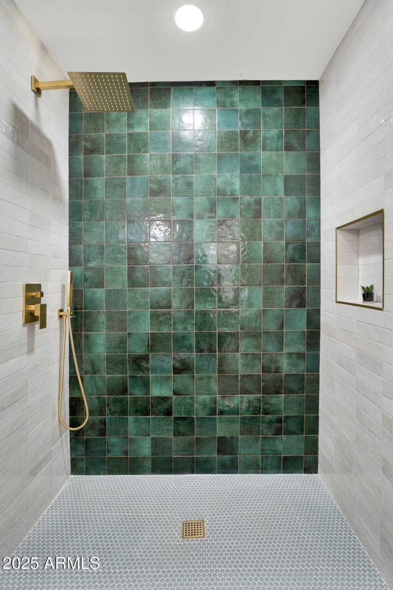 22-web-or-mls-2137 E Cornell Dr -27