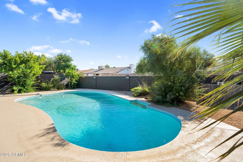 40-web-or-mls-2137 E Cornell Dr -45