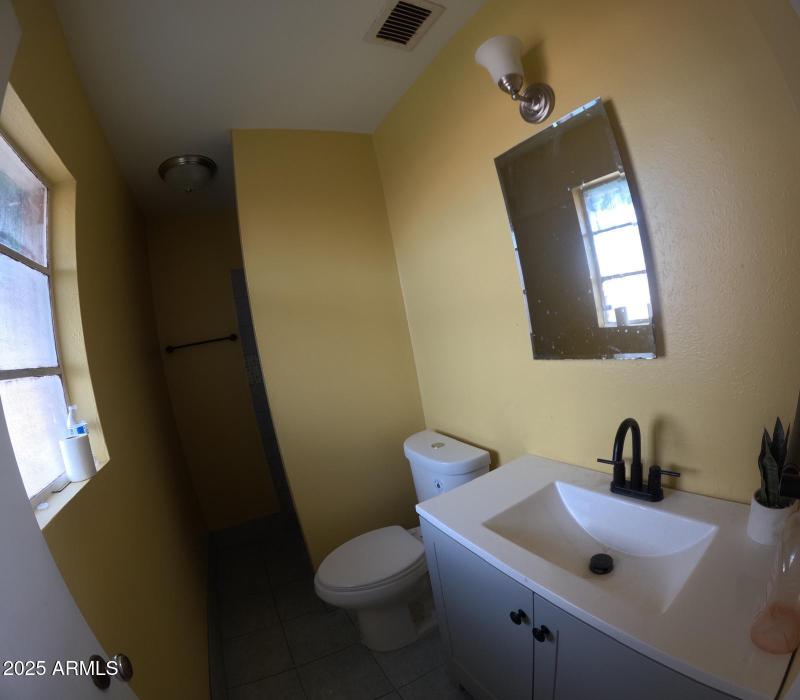 0Principal Bathrooom