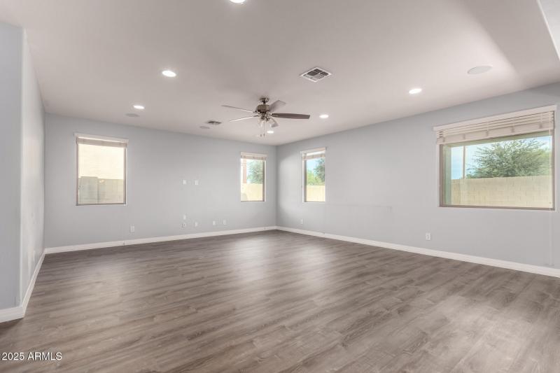 07 - Huge Family Room