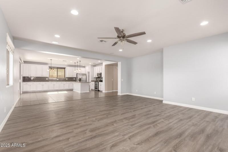 09 - Huge Family Room