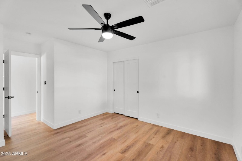 25-web-or-mls-1523 W Flynn Ln - 20