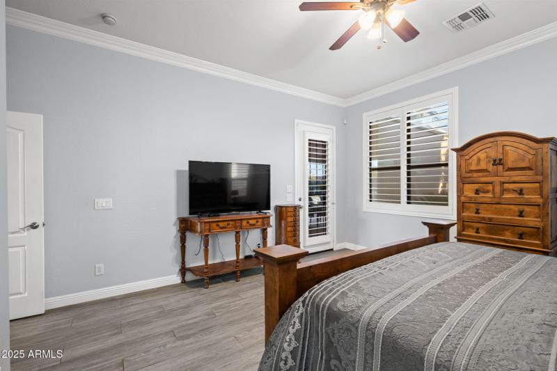 LARGE MASTER BEDROOM