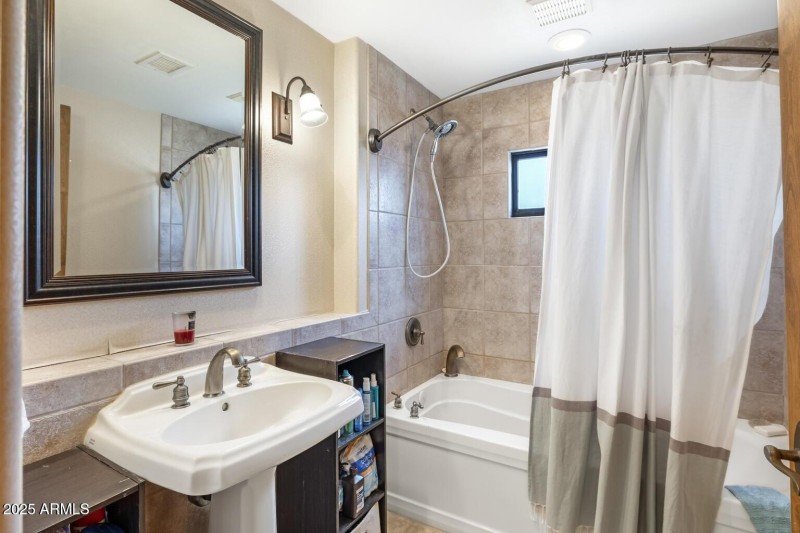 Junior suite bath