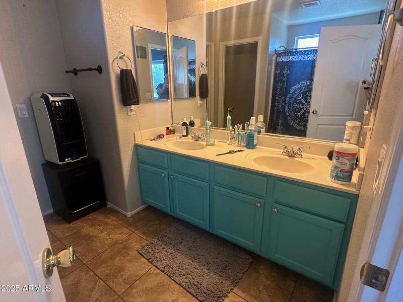 Meadow Lark Primary Bath