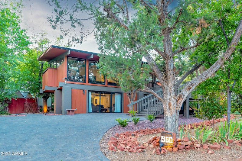 TREEHOUSE ON IRIS LANE