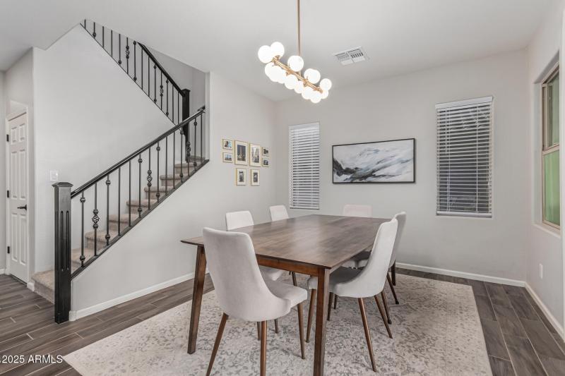 CONTEMPORARY DINING ROOM