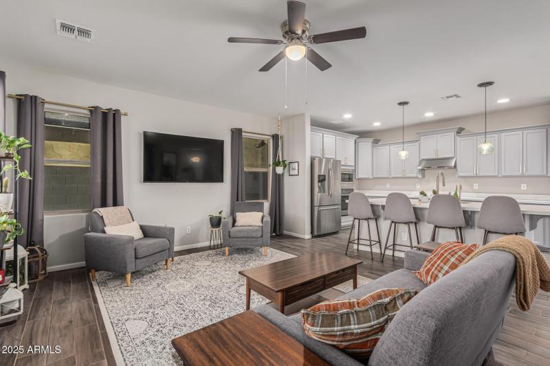 LARGE ENTERTAINING SPACE