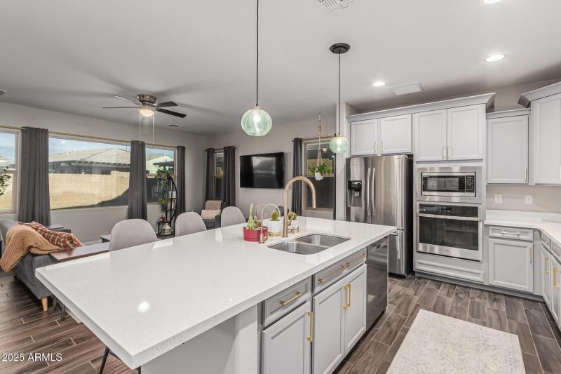 OVERSIZED KITCHEN ISLAND SEATING