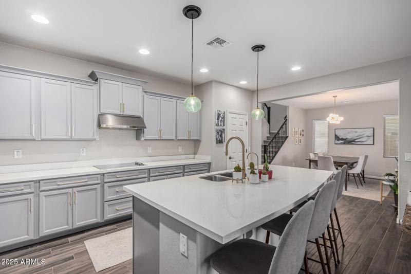 SPARKLING QUARTZ, LIGHT GRAY STAGGERED C