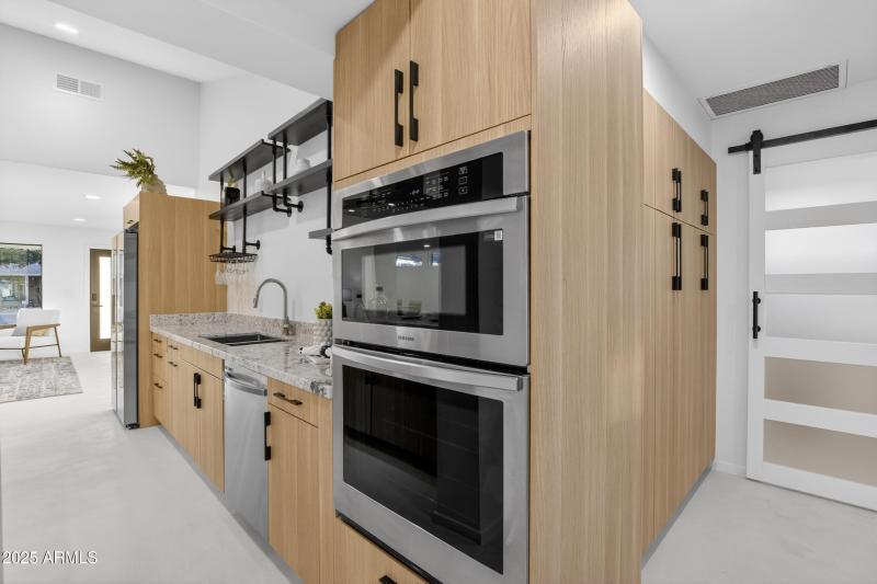 KITCHEN / LAUNDRY ROOM