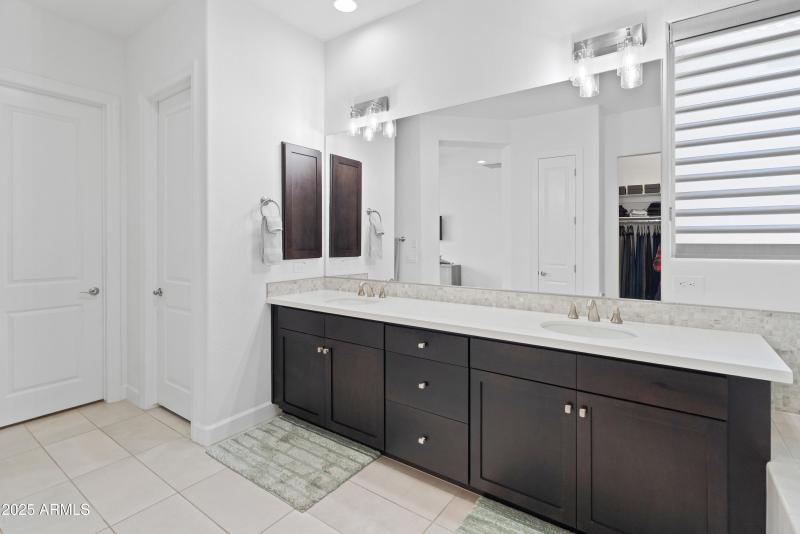 primary bath with dual sinks