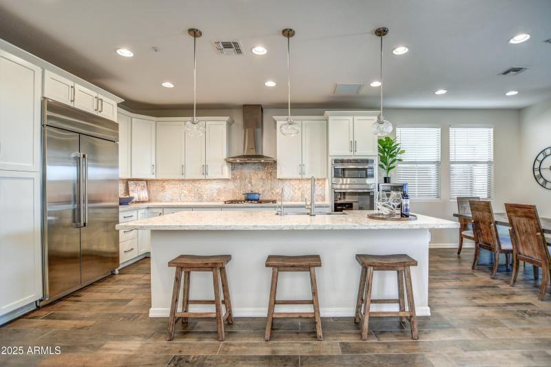 Huge Island and Breakfast Bar