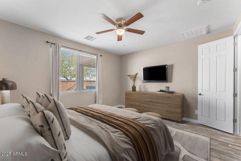 011_master_bedroom_1_623