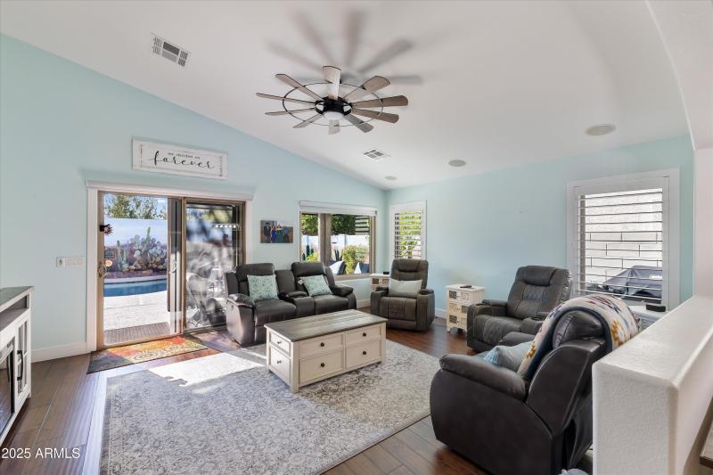 18-9867 W Harmony Ln