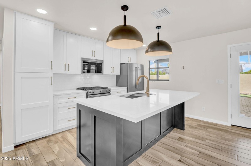 KITCHEN DETAIL + BREAKFAST BAR