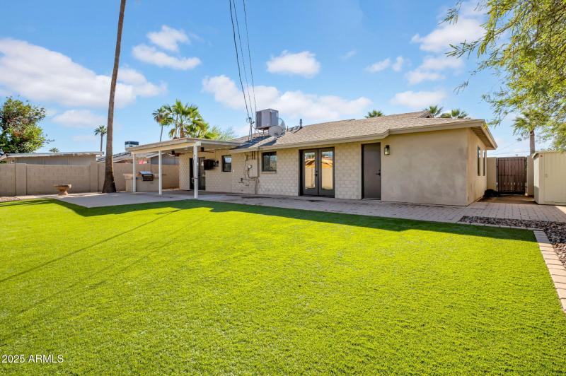 BACKYARD + BUILT-IN BBQ