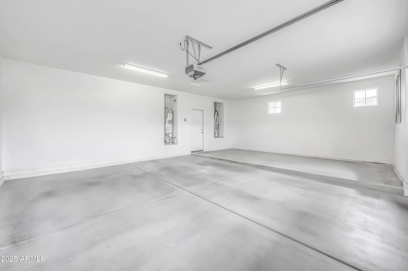 4587 S Ellesmere-Garage