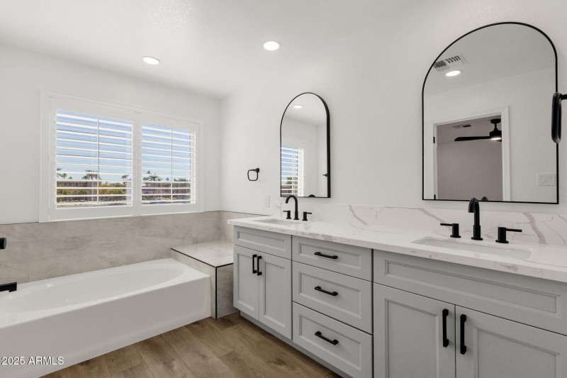 RESORT-INSPIRED EN-SUITE BATHROOM