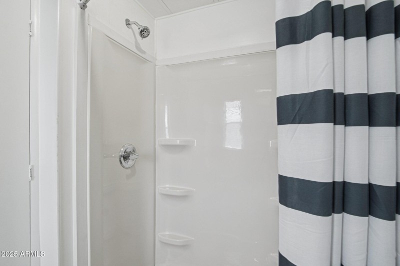 24-web-or-mls-E Broadway Rd-S0412-024