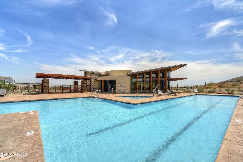 poi-avance-the-lookout-pool