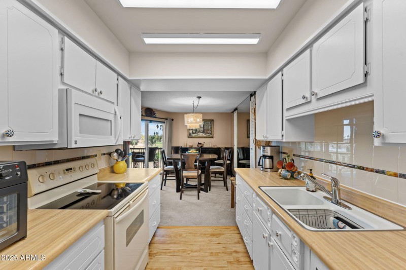 Nice and bright kitchen