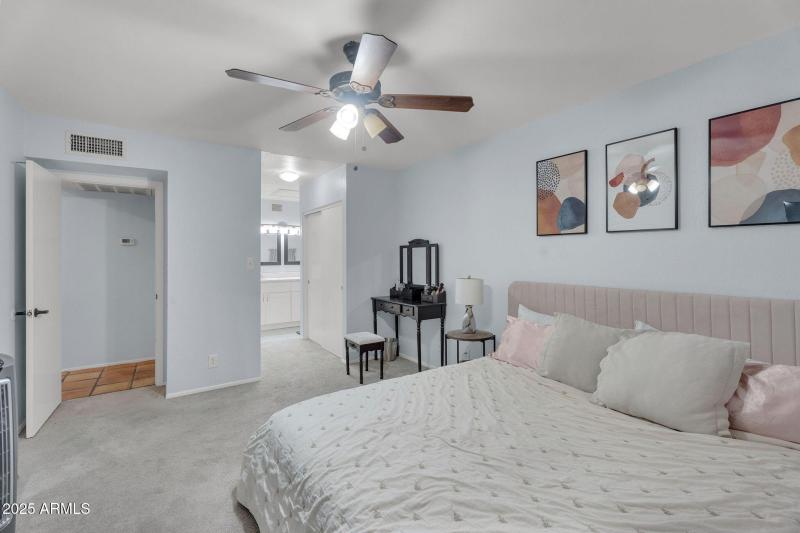 23-web-or-mls-8944 E Friess Dr -22