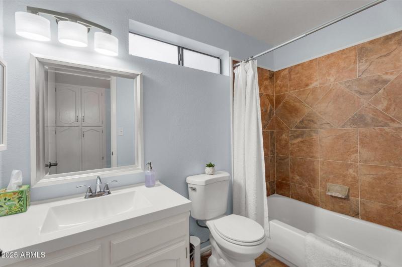 25-web-or-mls-8944 E Friess Dr -26