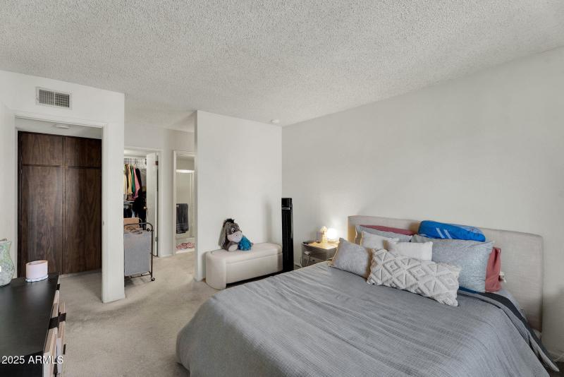 13-web-or-mls-10828 N Bailtmore Dr 233-1