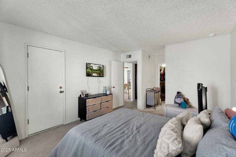 14-web-or-mls-10828 N Bailtmore Dr 233-1