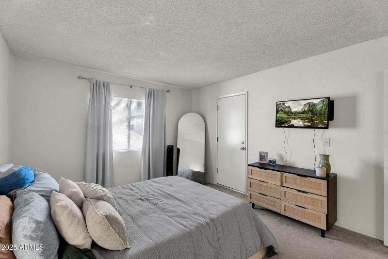 15-web-or-mls-10828 N Bailtmore Dr 233-1