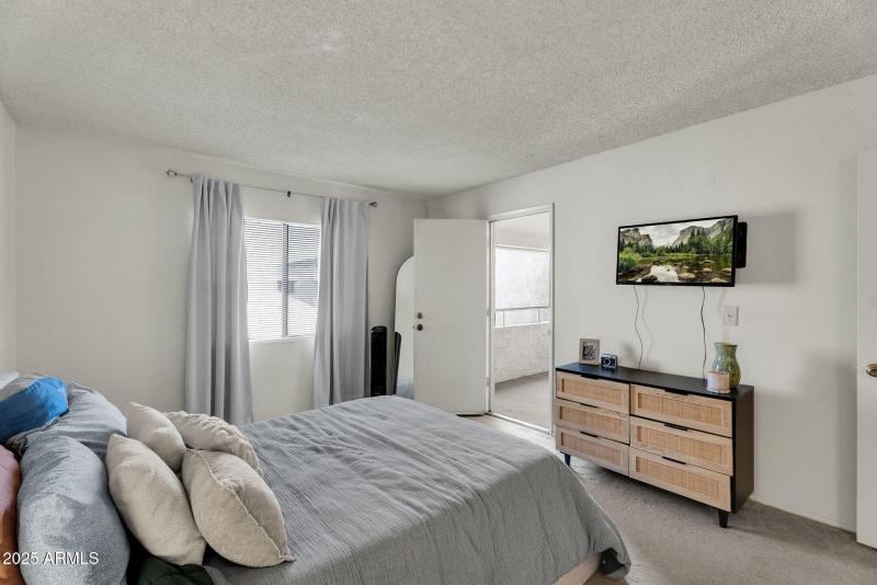 16-web-or-mls-10828 N Bailtmore Dr 233-1