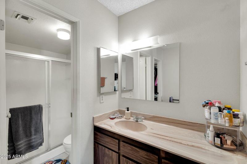 18-web-or-mls-10828 N Bailtmore Dr 233-1