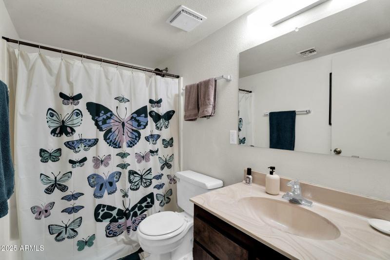 23-web-or-mls-10828 N Bailtmore Dr 233-1