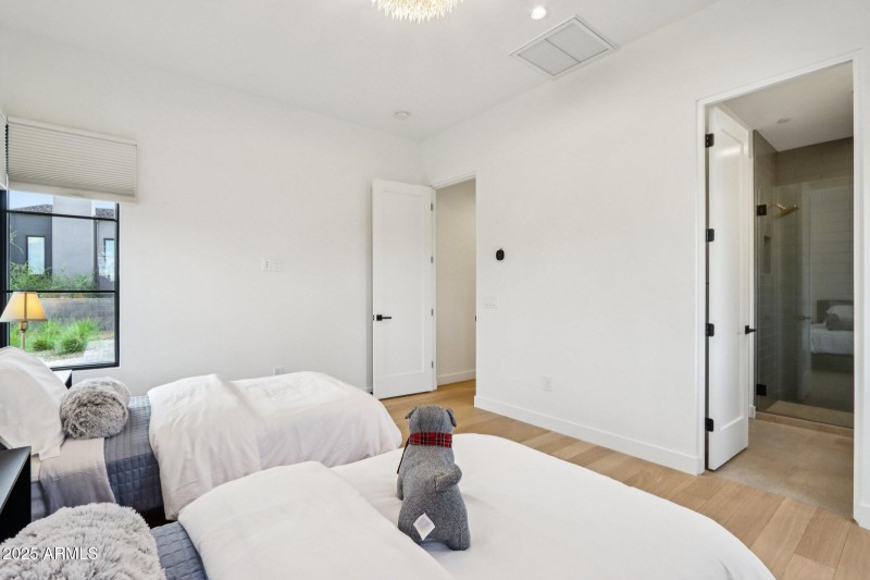 32-web-or-mls-N Cave Creek Rd 1037-S0412