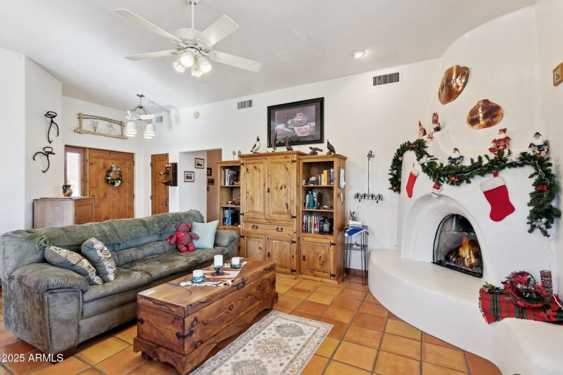 8-web-or-mls-2401-s-coyote-trail