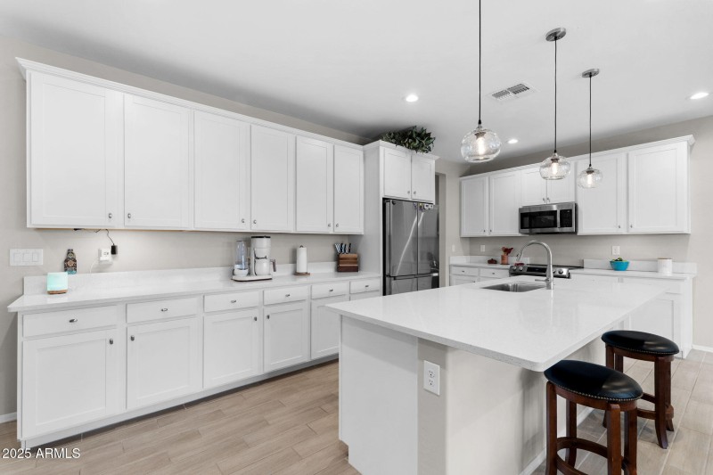 006__2049 E Entoro Dr