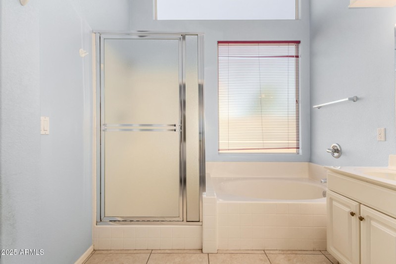 Primary Bathroom/Separate Tub & Shower