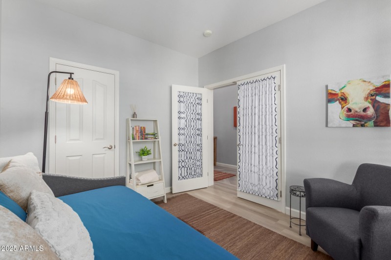 08 Guest Bedroom : Den