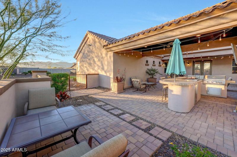 Outdoor kitchen included!