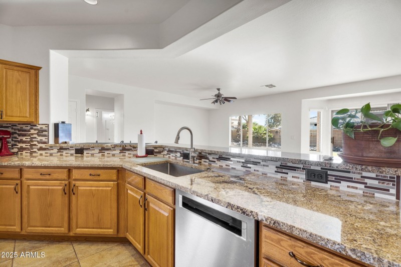 18-web-or-mls-21279 E Twin Acres Dr -17