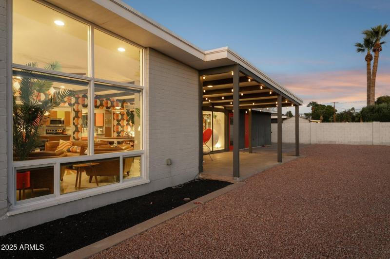 Floor-to-ceiling window wall