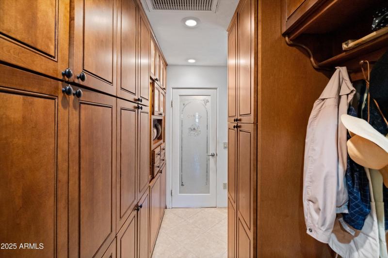 20-To Pantry Storage_Mud Room
